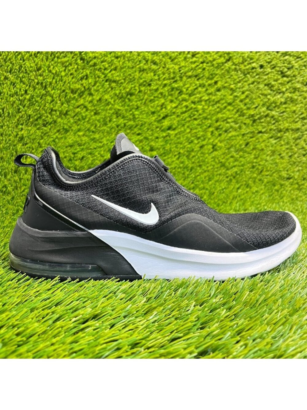 Nike Air Max Motion 2 Womens Size 9 Black White Walking Running Shoes Sneakers